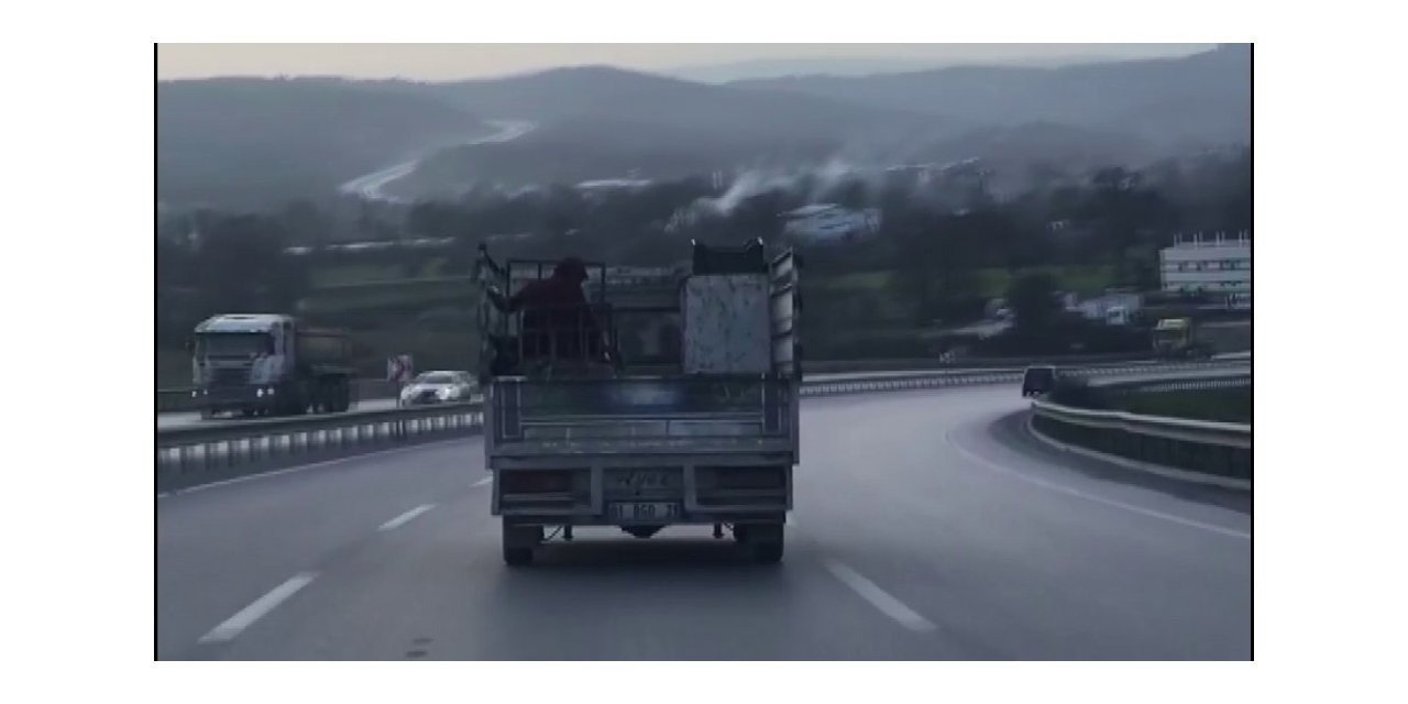 Şile’de kamyonet kasasında tehlikeli yolculuk kamerada