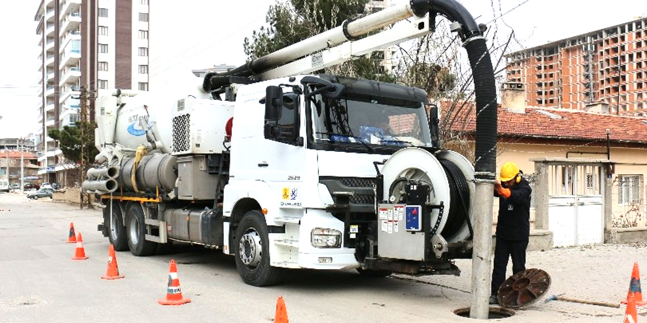 KOSKİ ekiperi Konya'da yüksek basınçlı araçla kombine temizlik yapıyor