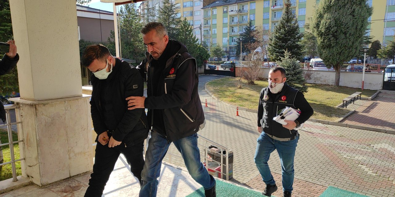 Konya'da zehir operasyonu! Antalya'dan uyuşturucu getiren otomobilde silah da çıktı