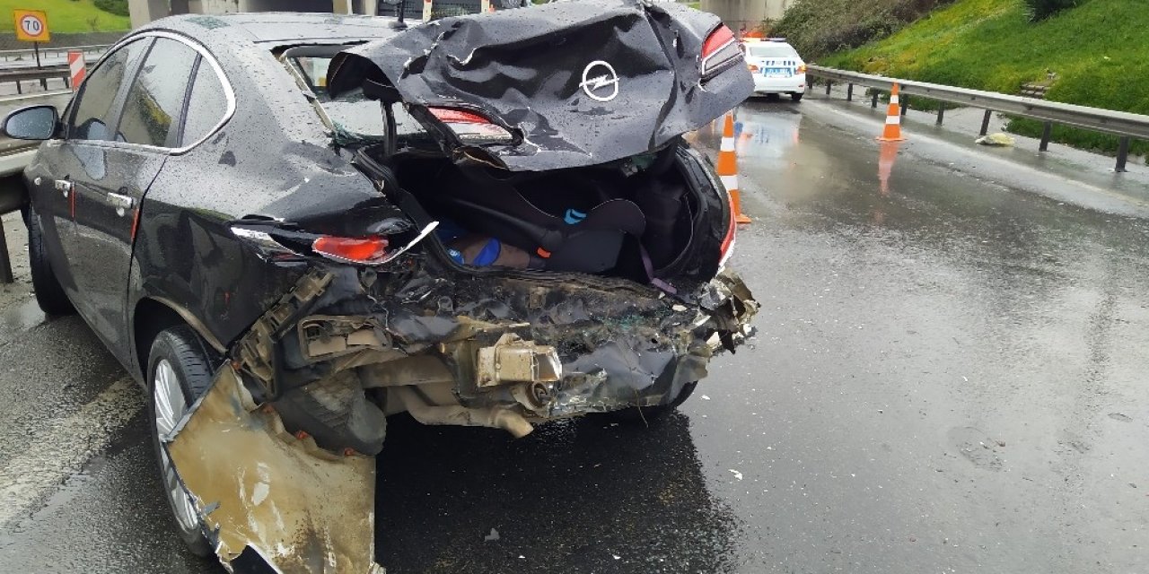Bomboş yolda zincirleme kaza! 2 yaralı
