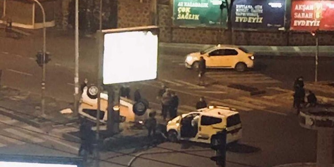 Bomboş yolda kafa kafaya çarpıştılar!