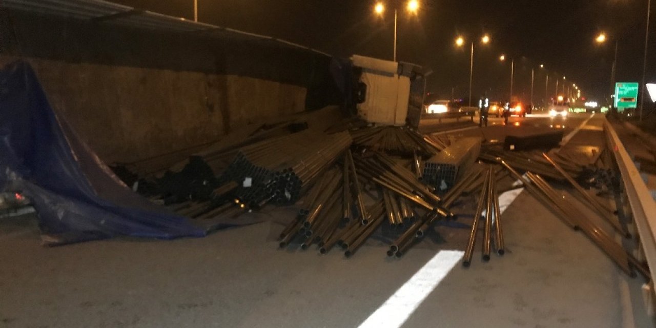 Devrilen demir yüklü TIR otoyolu trafiğe kapattı