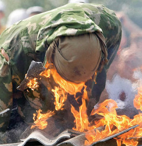 Ateşe kafa tutuyorlar