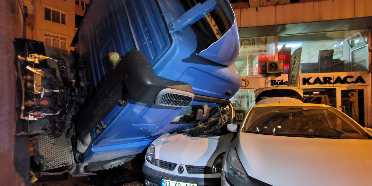 Elektronik eşya yüklü tır 7 araca çarpıp oto galeride devrildi