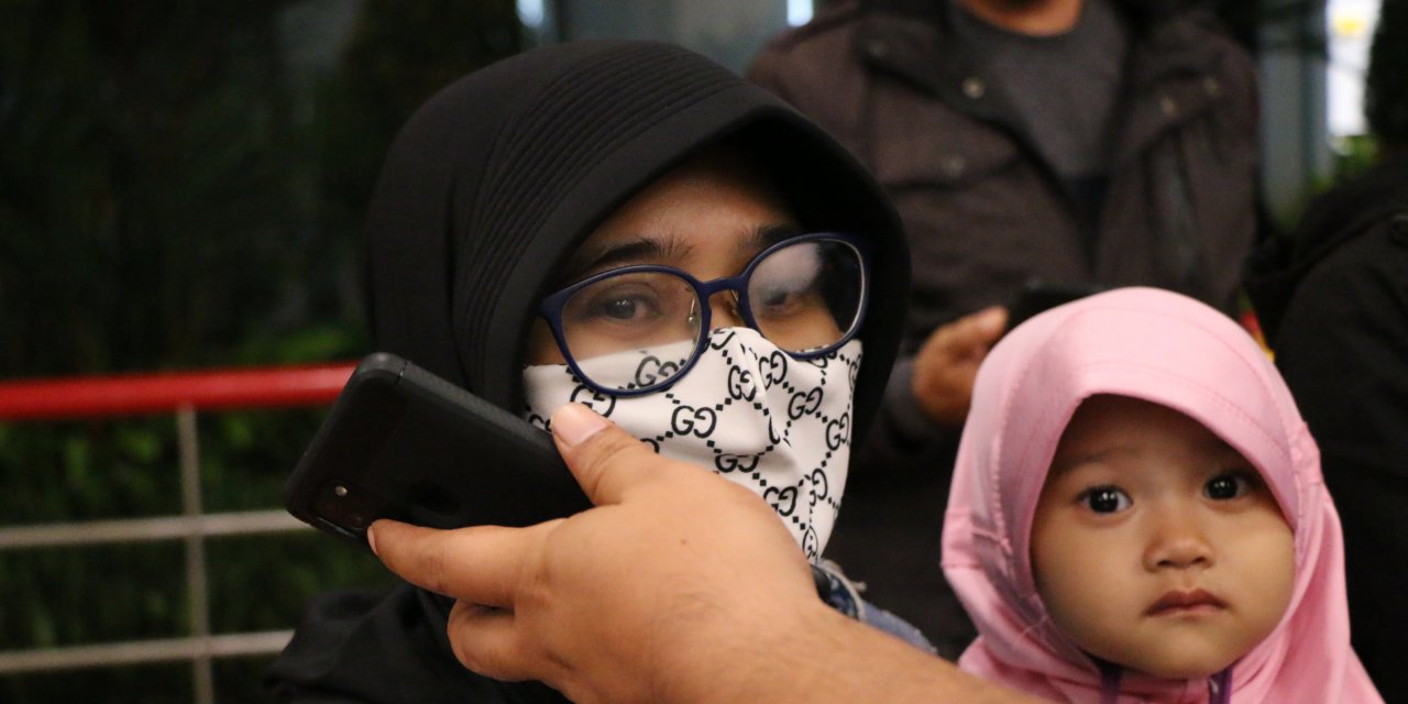 Endonezya’da düşen uçaktaki yolcuların yakınları umutlu haber bekliyor