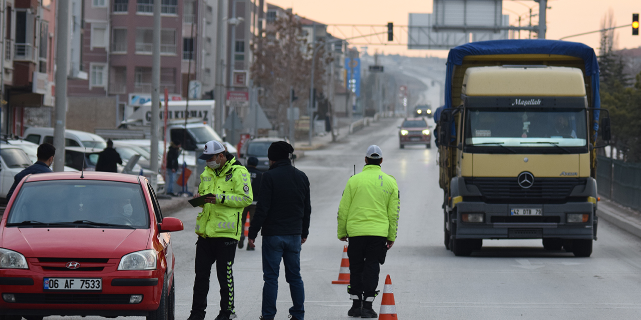 Konya-Ankara yolunda trafik denetimi! Kısıtlamaya uymayan 15 kişiye ceza