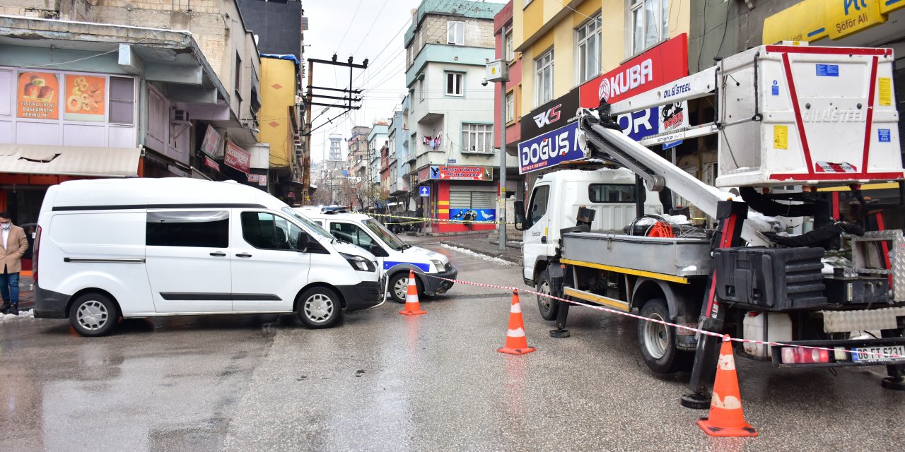Yolda yürürken üstüne elektrik teli düştü! Akıma kapılan Suriyeli can verdi