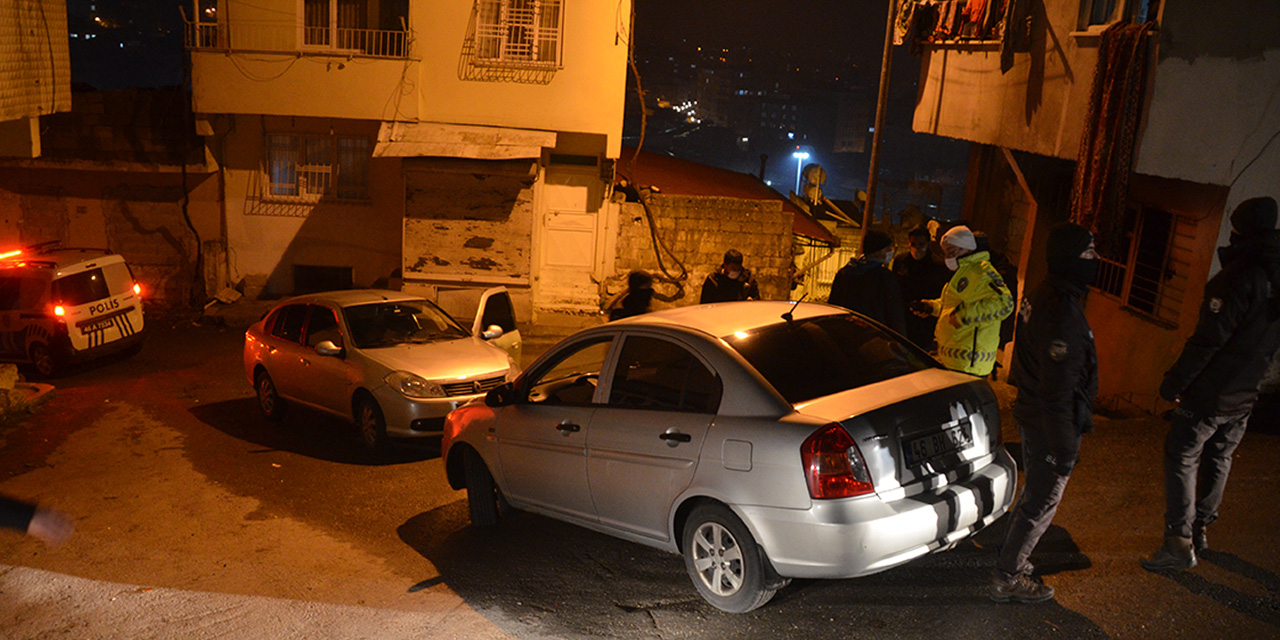 Sivil polislerin önünü kesti! Anlayınca bıçak çekti