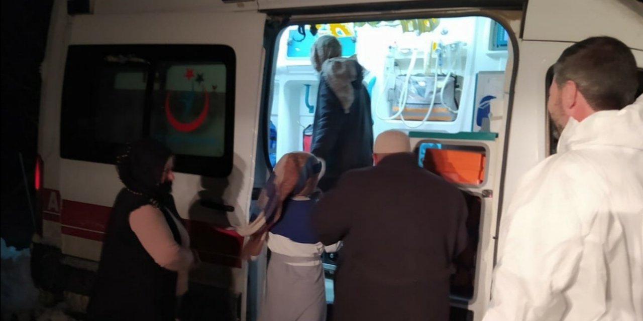 Yolu kar nedeniyle kapanan mahalledeki hastanın yardımına belediye yetişti