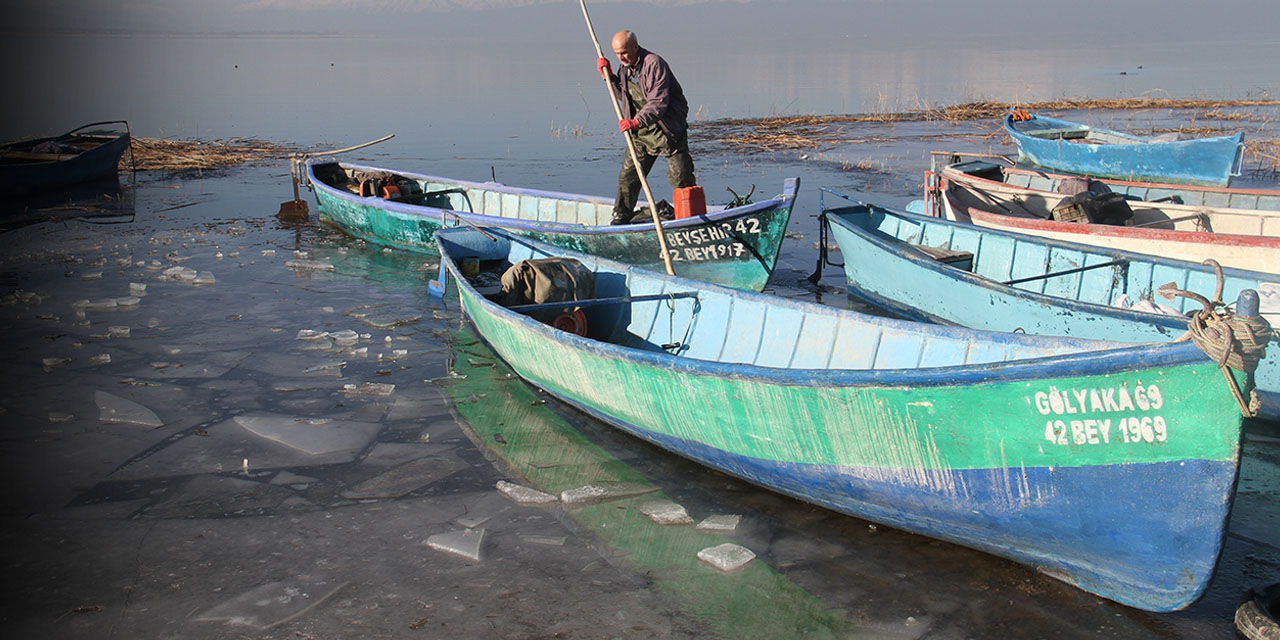 Konya'da donan gölde balıkçıların zorlu mesaisi