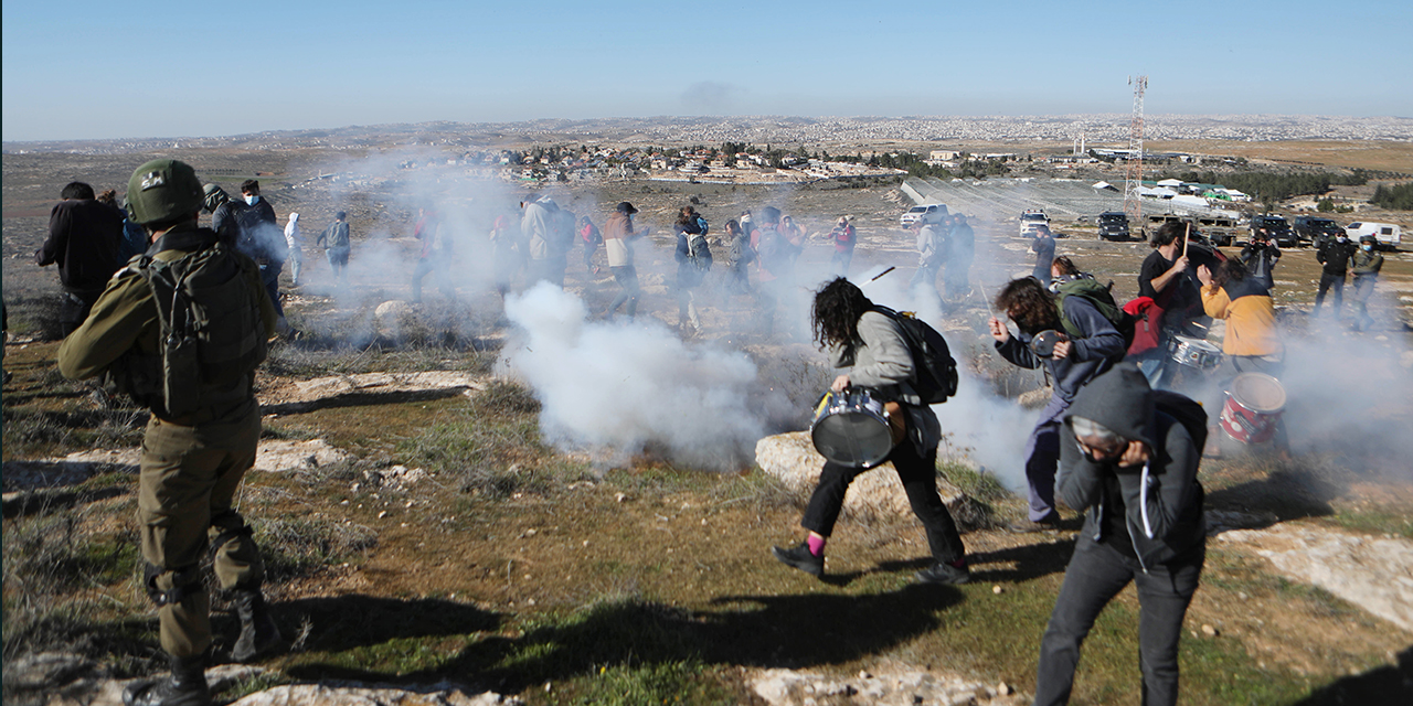 İsrailli işgalciler Filistinli göstericilere köpeklerle saldırdı