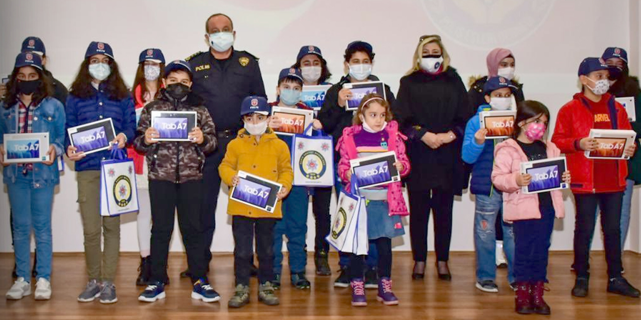 Konya Polis Eşleri Derneği'nden miniklere tablet desteği