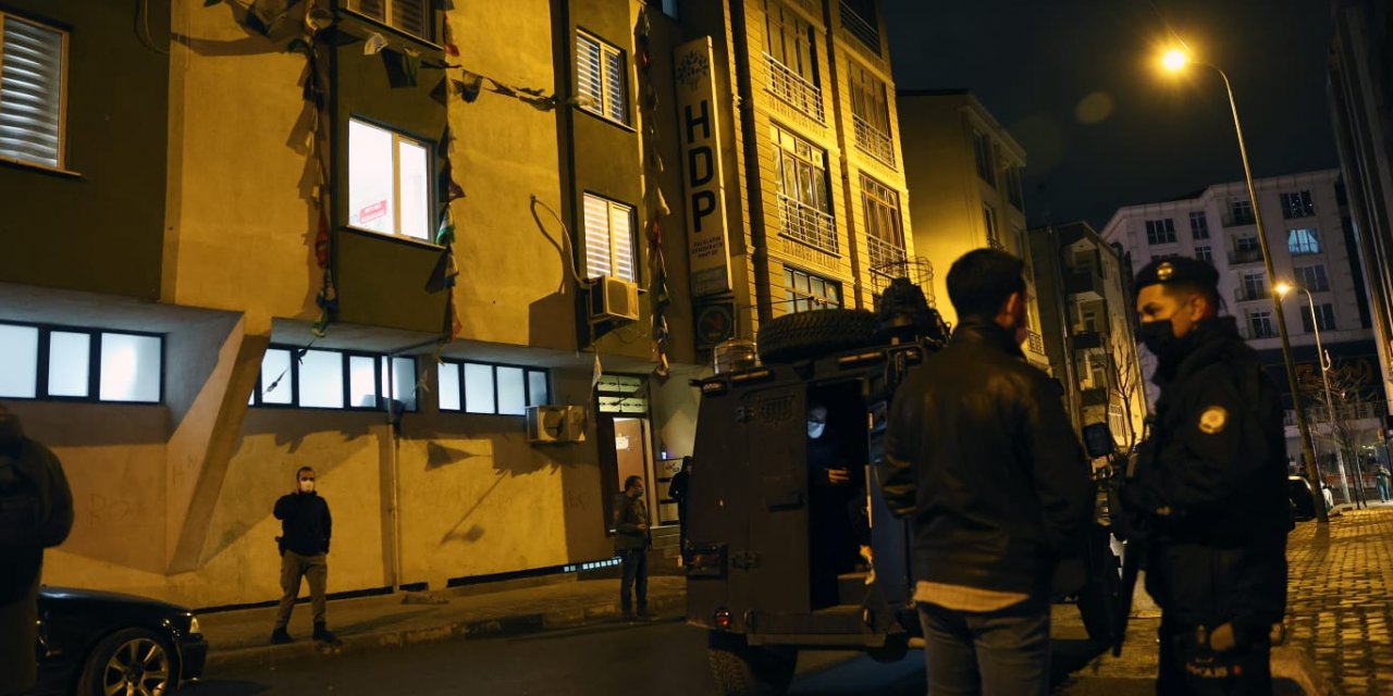 Belediye ekibinin fotografları polisi alarma geçirdi! HDP ilçe binasına baskın