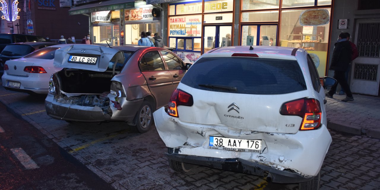 Kayseri'deki kazada araçlar hurdaya döndü 7 kişi yaralandı