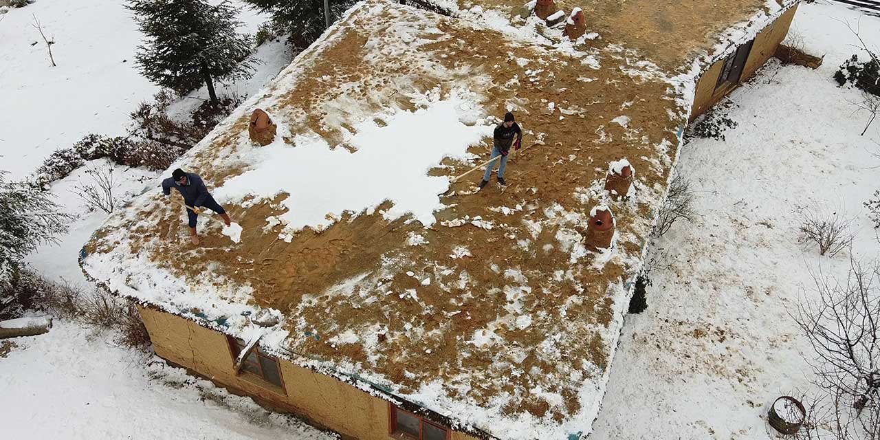 Burası Konya! Damdaki karları temizlediler