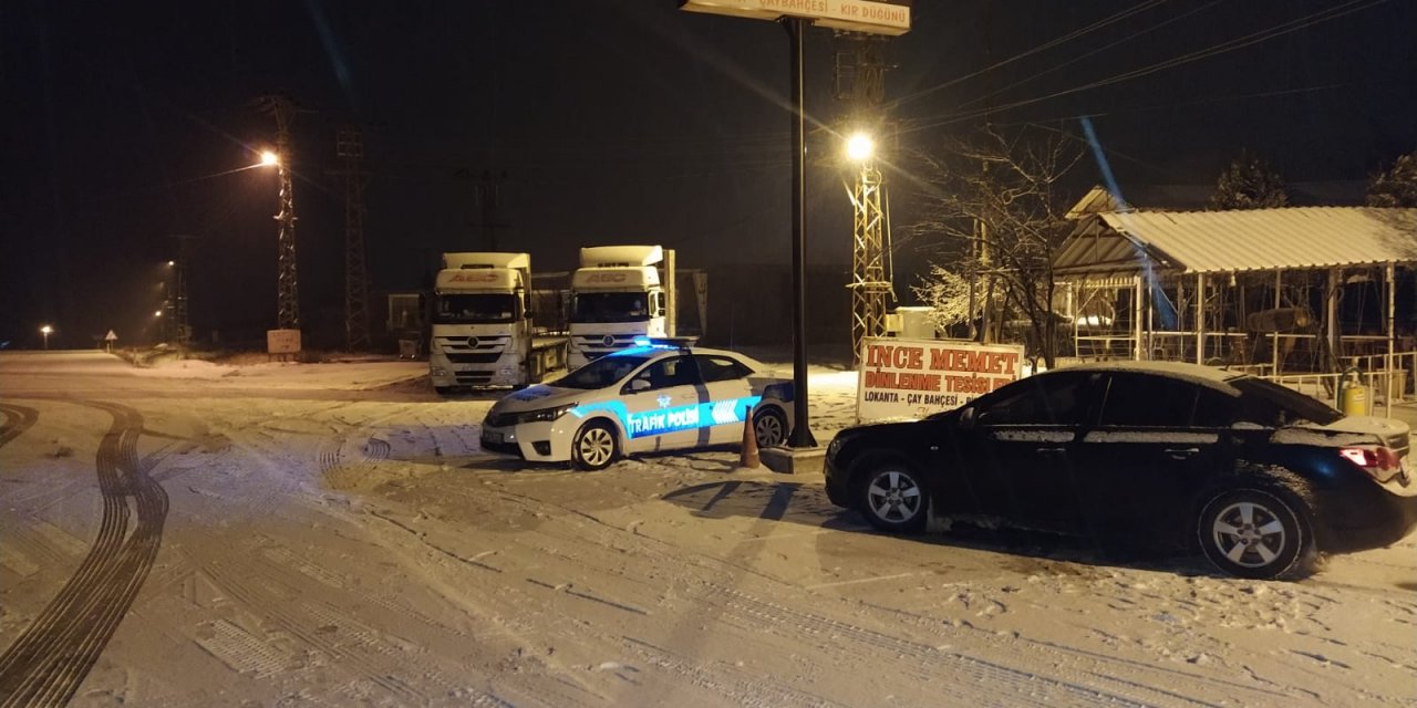 Gece etkisini artıran kar kara yollarını ulaşıma kapattı