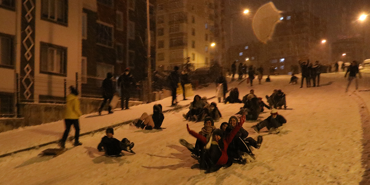 Kar gören vatandaşlar kısıtlamayı unuttu! Doyasıya eğlenemediler