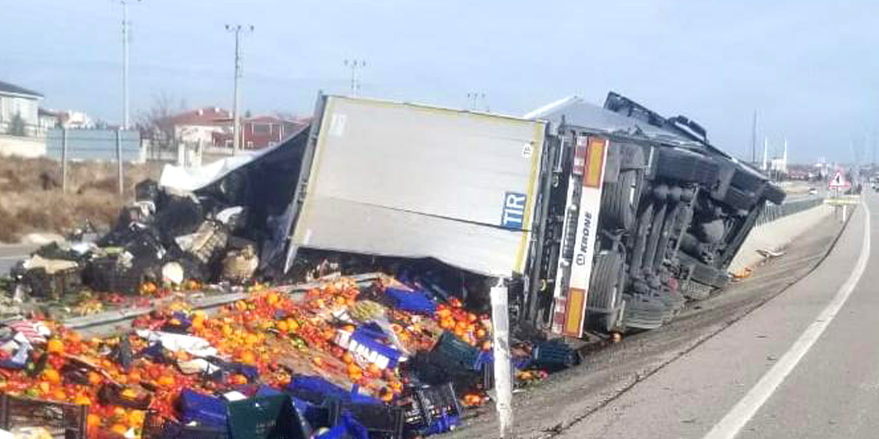 Konya'da tır devrildi! Tonlarca meyve ve sebze yola saçıldı