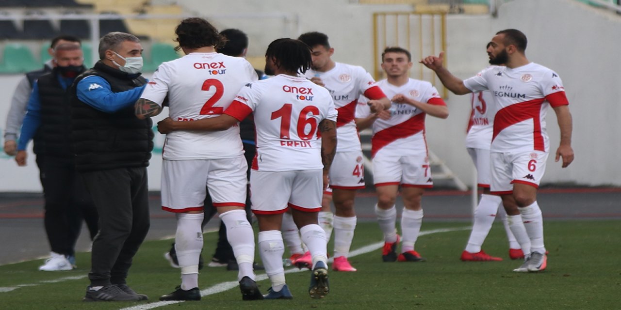 Antalyaspor 3 büyük takıma kaybetmeden dipten kurtuldu! 8 maçtır bilekleri bükülmüyor