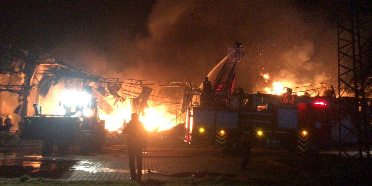 Narenciye fabrikasında yangın! Ekipler müdahale ediyor