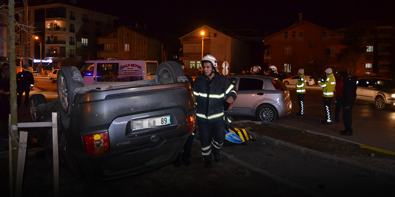 Kavşakta çarpışan otomobillerdeki 6 kişi yaralandı