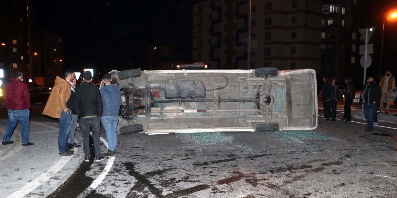 Otomobille çarpışan işçi servisi devrildi! 6 yaralı