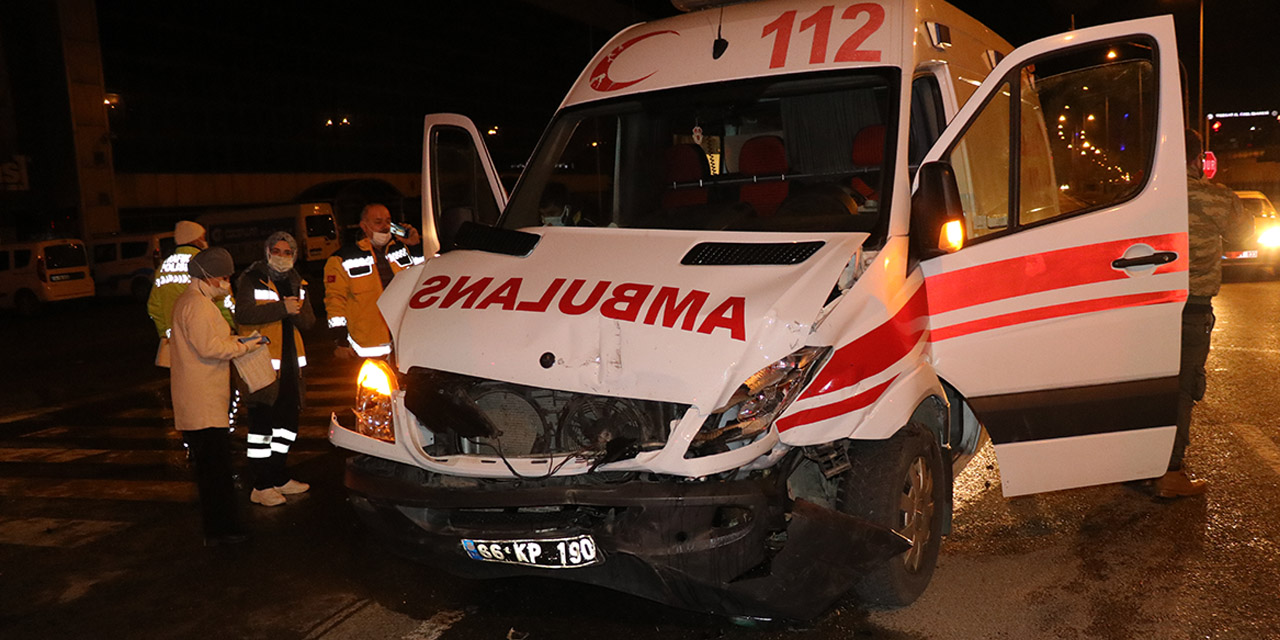 Kaza yapan ambulansta doğum yaptı!