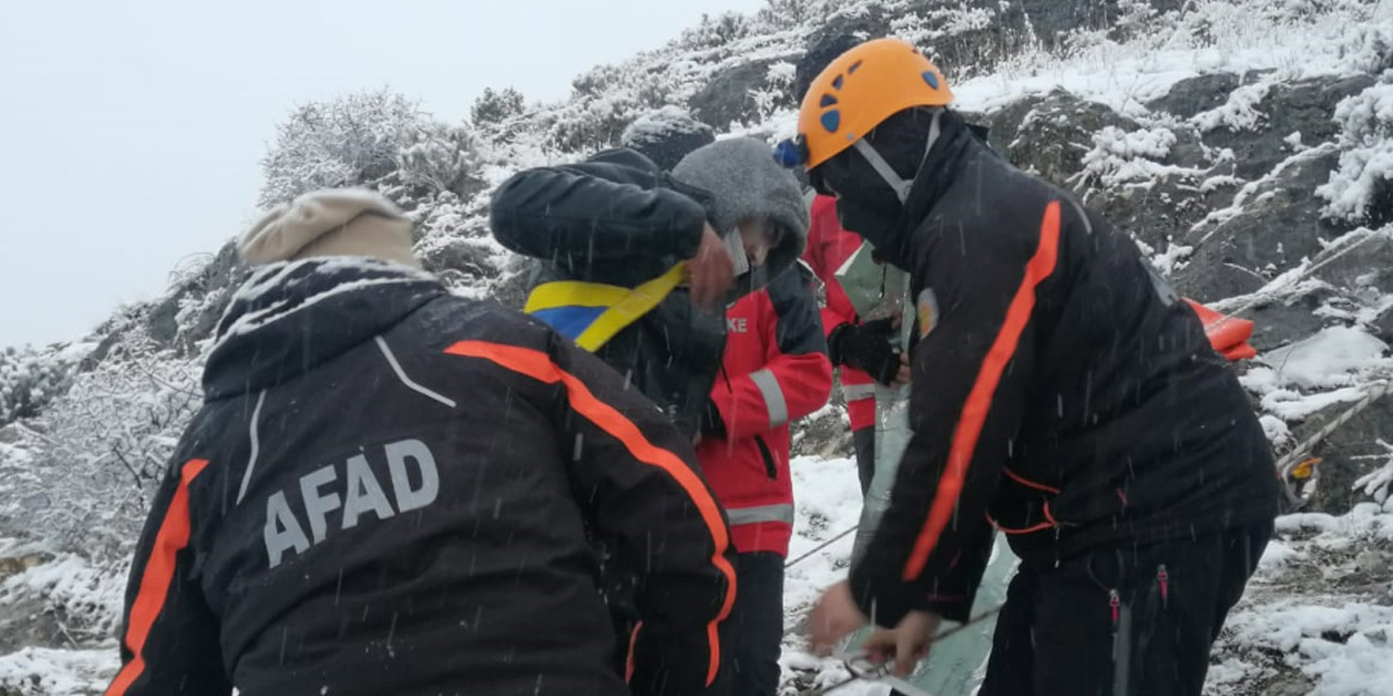 Kar yağışını izlemek için kayalıklara çıkan genci AFAD kurtardı