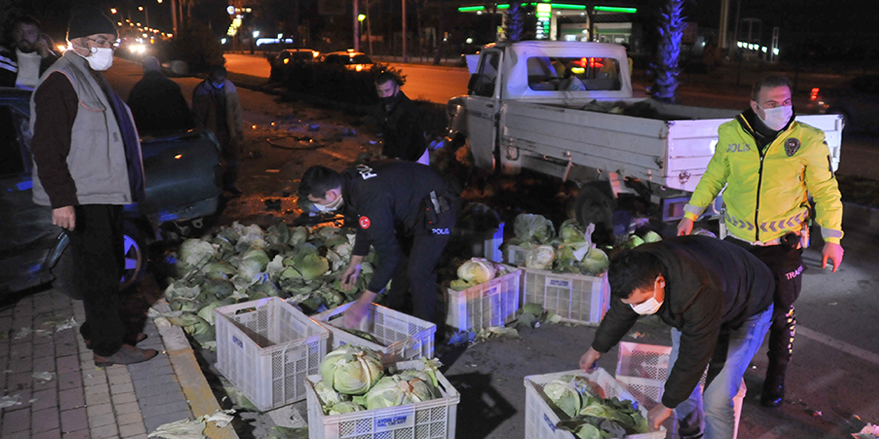Kamyonet çarpıştığı otomobilin üzerine devrildi! Yola saçılan lahanaları polisler topladı