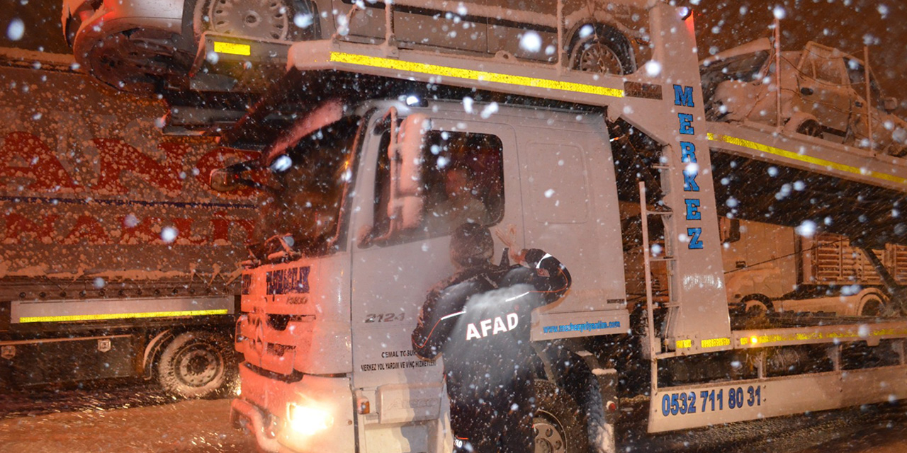 Kar nedeniyle 3 saattir kapalı olan yolda bekleyen araçlara kumanya dağıtılıyor