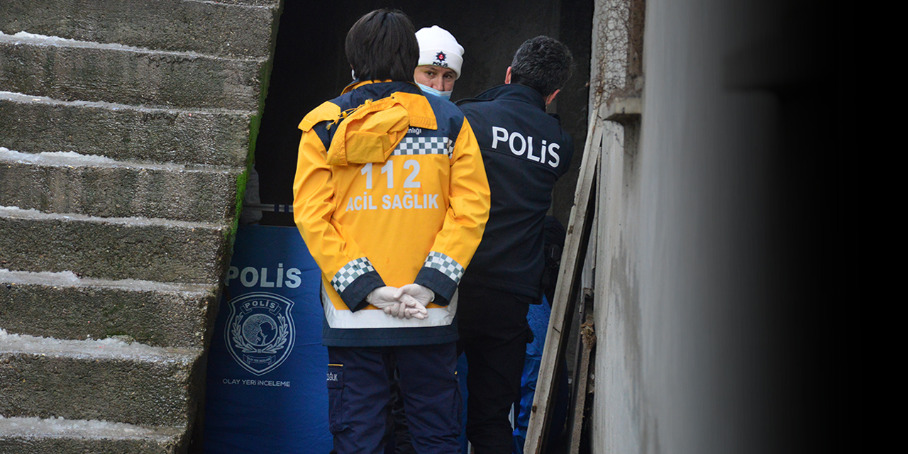 Karasu'da acı ölüm! 63 yaşındaki adamın cesedi merdiven altında bulundu