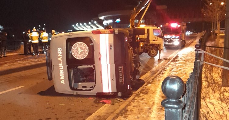 Ambulans devrildi: 3 yaralı