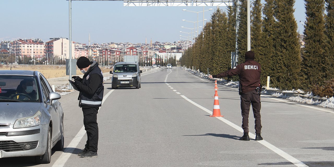 Konya'da kısıtlamada uygulama noktasından kaçan sürücüler cezadan kaçamadı