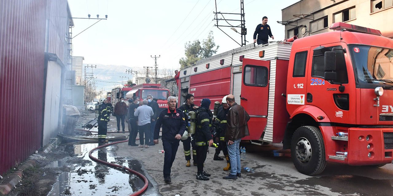 Tekstil fabrikası deposunda yangın paniği! Çok sayıda ekip müdahale ediyor