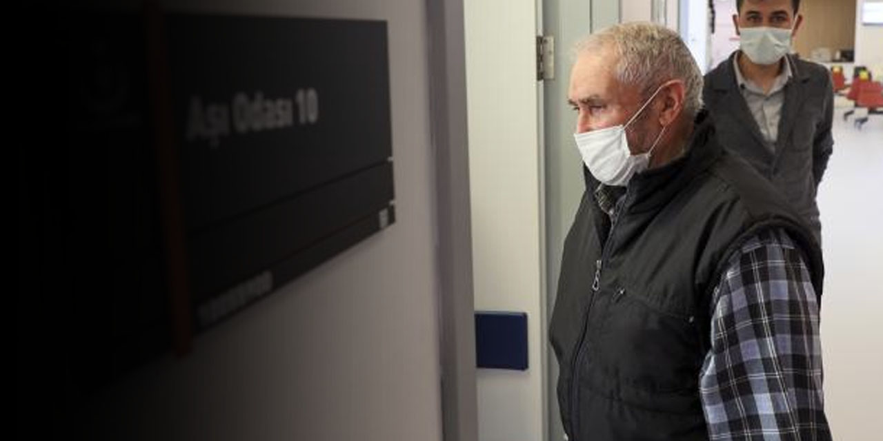 65 yaş ve üstüne kısıtlama kalkıyor mu? Bakan Koca'dan 'esneme' sinyali