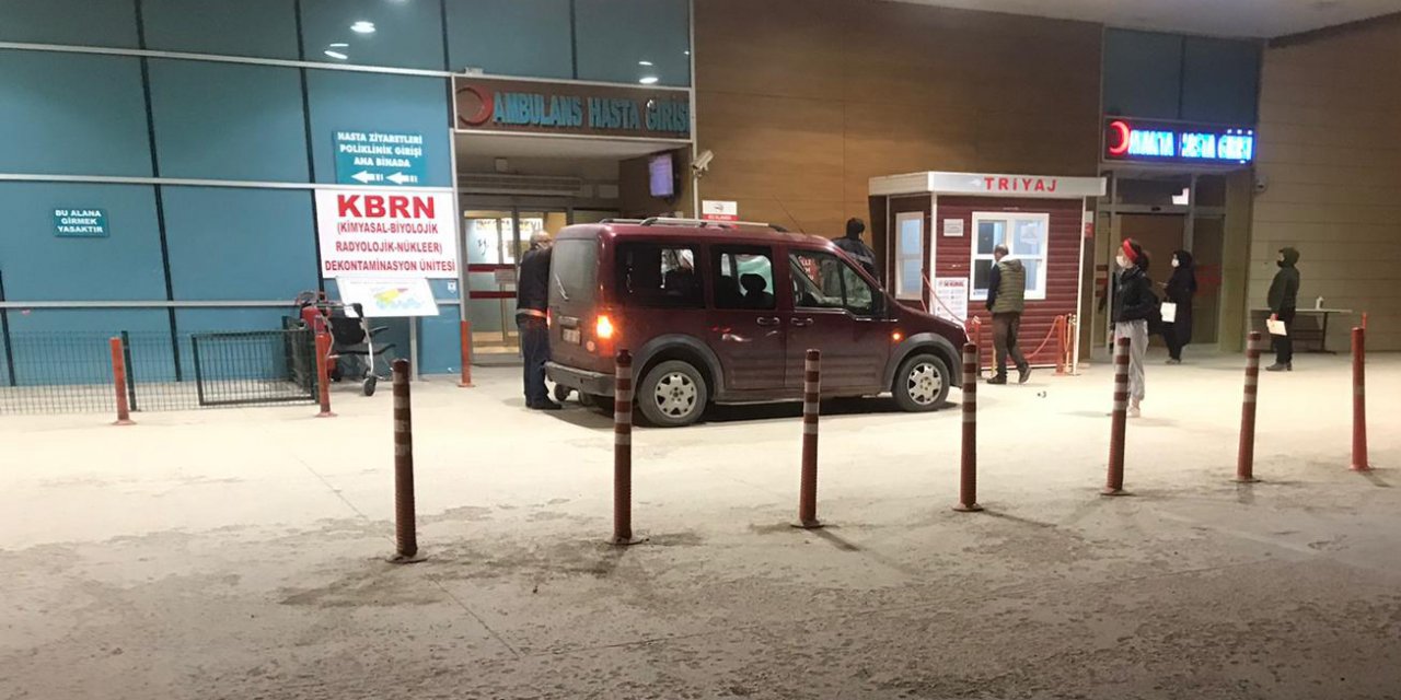 Hastaneye yetiştirilemeyen kadın acil servisin önünde doğum yaptı