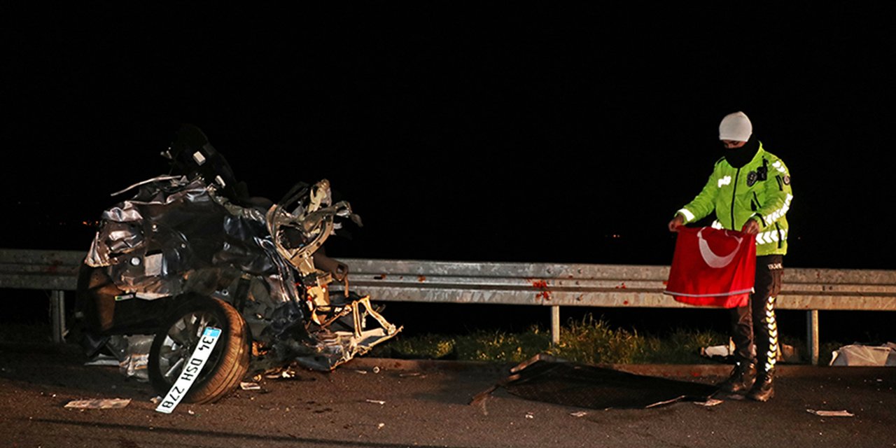 Otoyolda feci kaza! İkiye bölünen otomobilden yara almadan çıktı