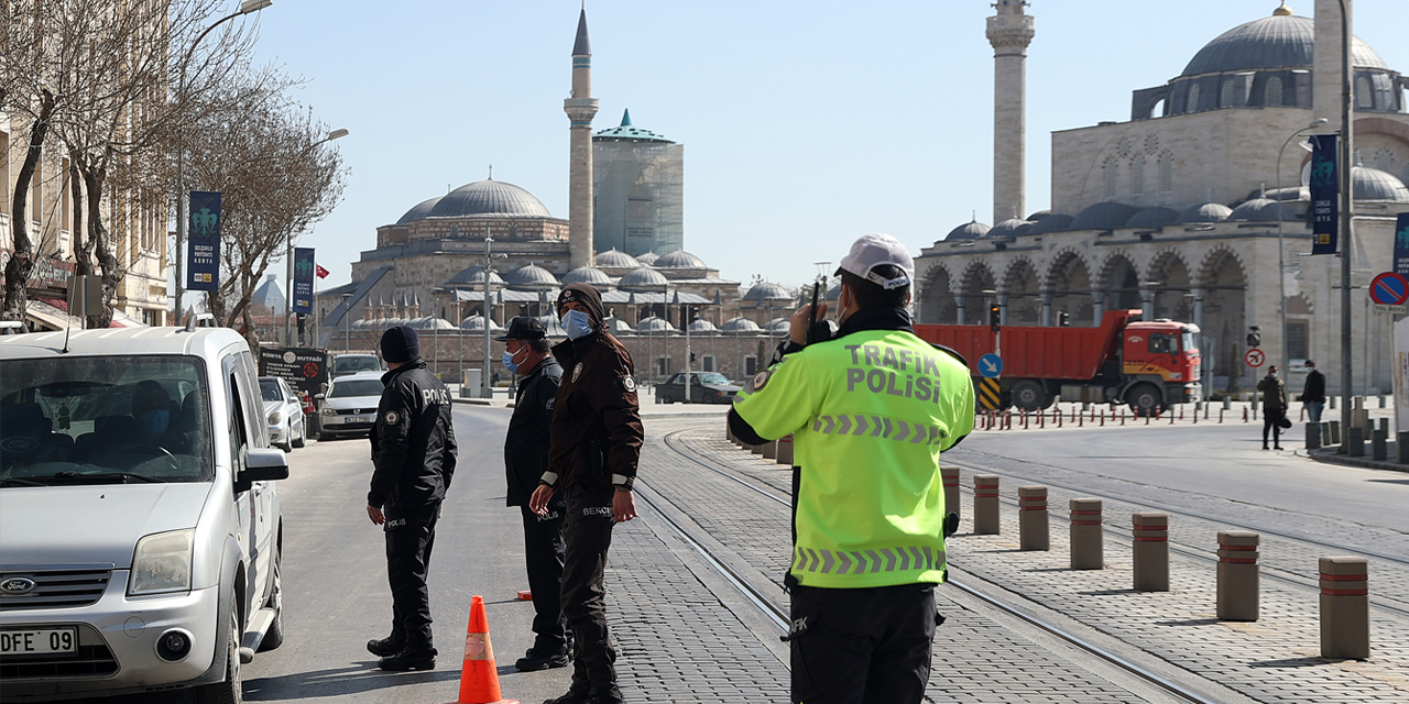 Konya polisi işlek noktalarda denetimlerini sürdürüyor