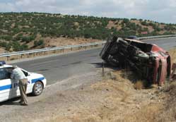 Ev eşyası yüklü kamyon devrildi