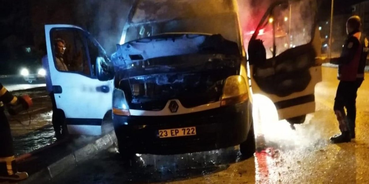 Seyir halindeki minibüs alev alev yandı