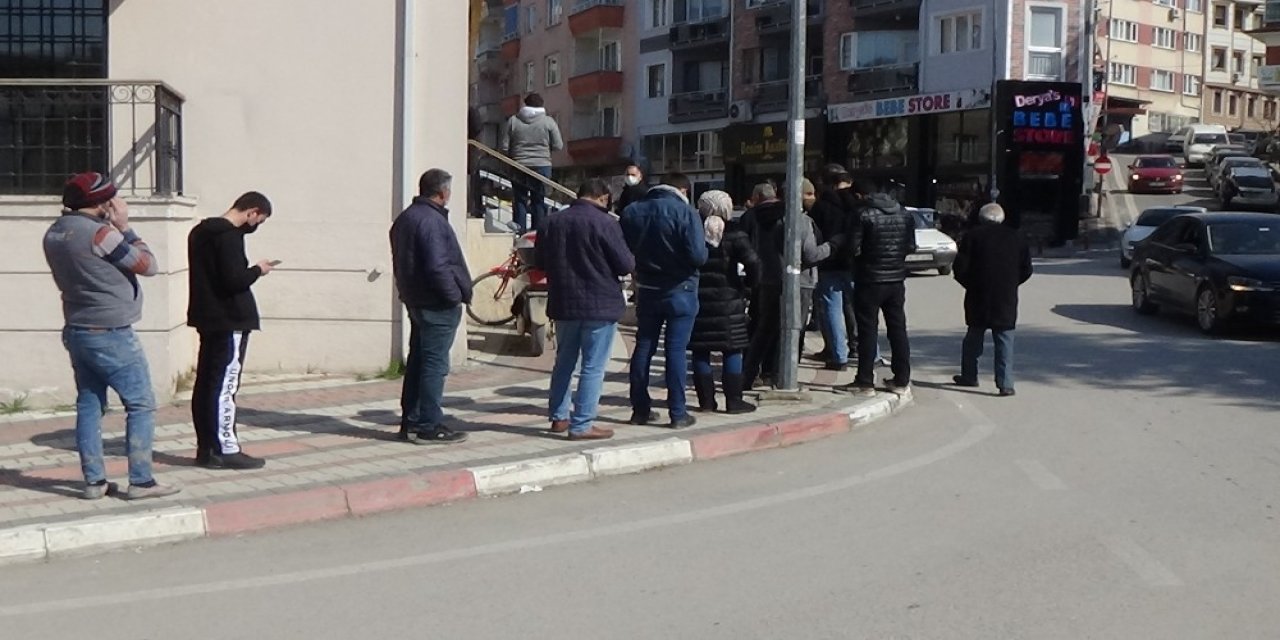 Bu görüntüler Bursa'dan! Rengi maviye yakın olan şehirde vatandaşlar tedbiri unuttu