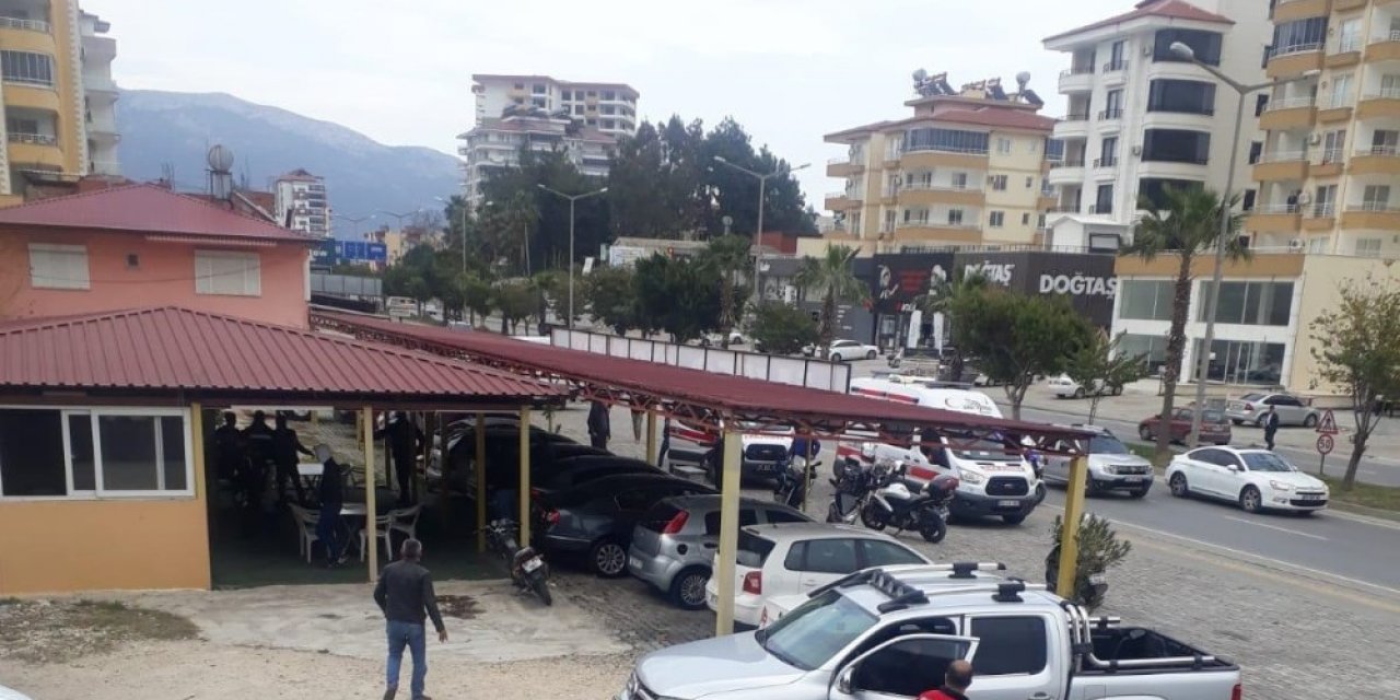 Oto galeriye silahlı saldırı! 1 ölü 2 yaralı