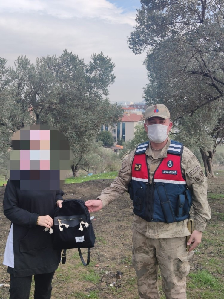 Altın dolu çantayı masada unuttular