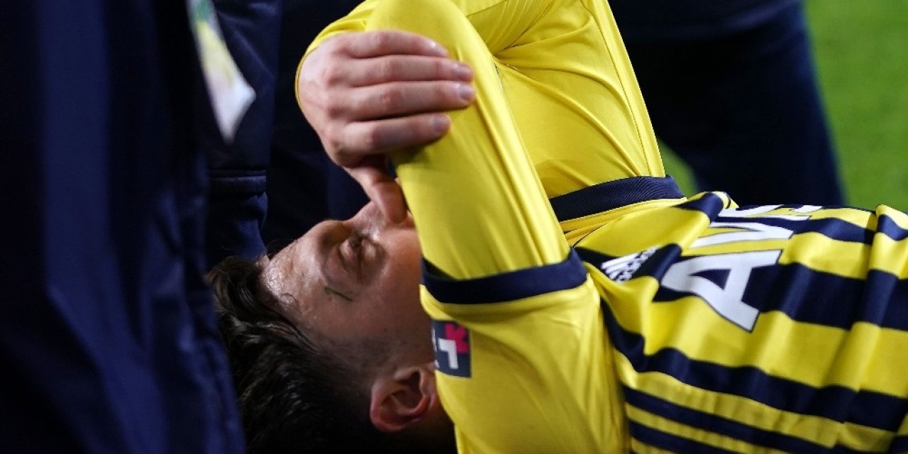 Fenerbahçe'nin yıldızı Mesut Özil sahayı sedyeyle ayrıldı