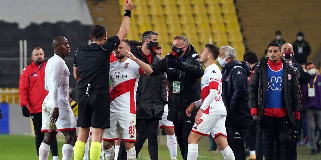 Fenerbahçe - Antalyaspor maçı sonrası Kadıköy karıştı! Kartlar havada uçuştu