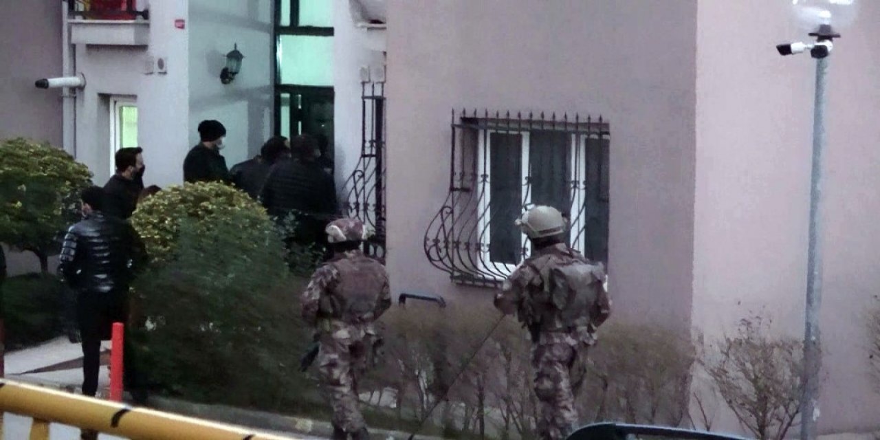 Uzaklaştırma kararı olan öfkeli koca eşini ve kızını rehin aldı