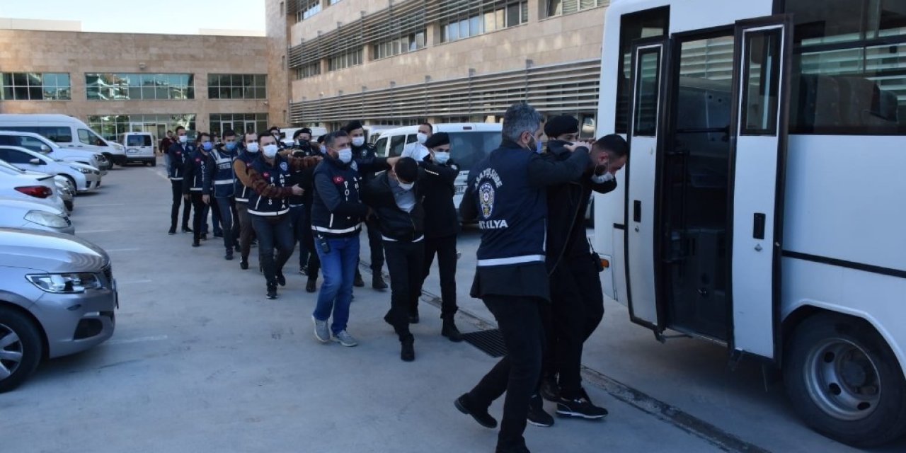 Antalya'da silahlı yaralama tehdit ve yağma suç çetesi çökertildi