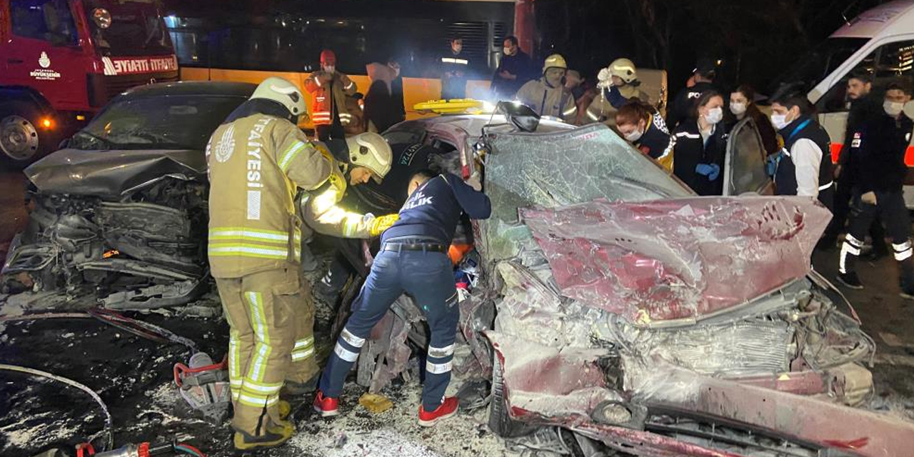 Öndeki araca çarpıp savrulduğu karşı şeritteki otomobille kafa kafaya çarpıştı