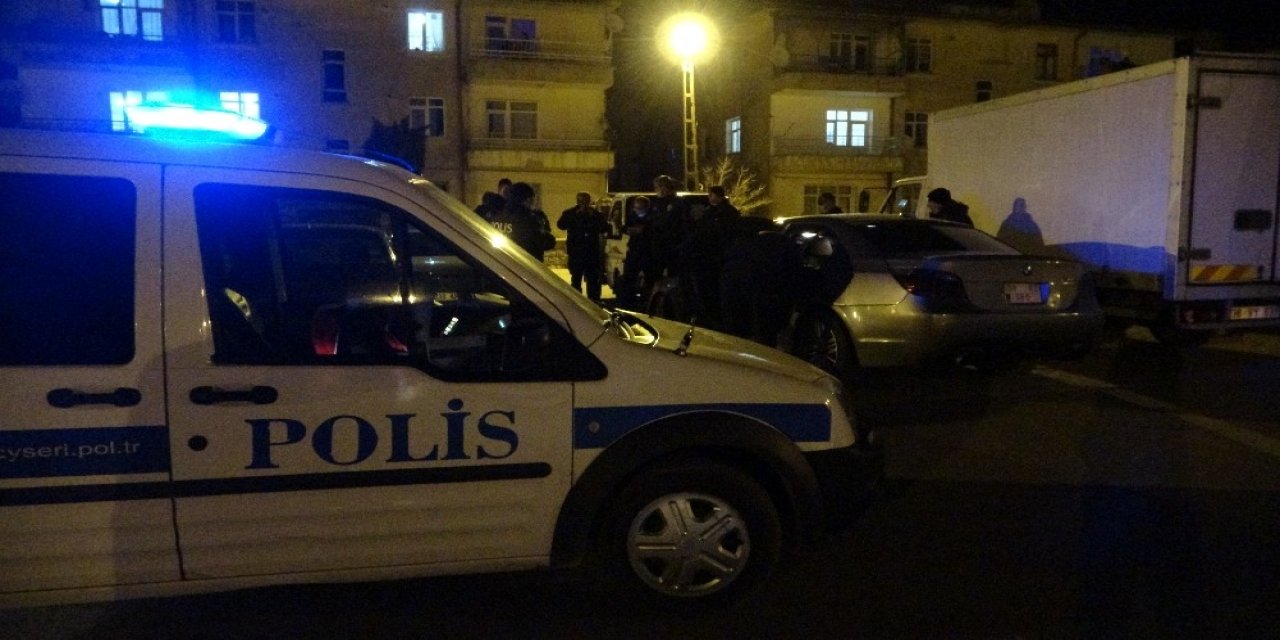 Polisin 'dur' ihtarına uymayarak kaçan şahıs lastiği patlayınca otomobilini de bırakıp gitti
