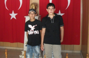 Buldukları cüzdanı polise teslim ettiler